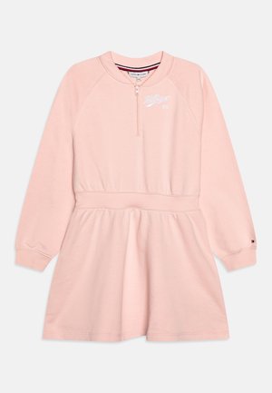 Lyserød langærmet kjole med elastisk talje, halv lynlås foran og hvid "Hilfiger 85" tekst på brystet.