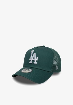 Dunkelgrüne Mesh-Baseballcap mit weißem, besticktem "LA"-Logo vorne und verstellbarem Riemen, Jugendgröße mit New Era-Aufkleber an der Krempe.