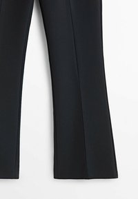 Musta suorat housut, joissa on sileä kangas ja hienovarainen tekstuuri. Ei näkyviä metalliosia tai kuvioita.