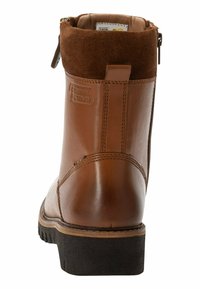 Braune Lederstiefelette mit einem Wildlederkragen, seitlichem Reißverschluss und flacher Gummisohle. Verfügt über eine Naht entlang der Seiten und ein Logo auf der Rückseite.