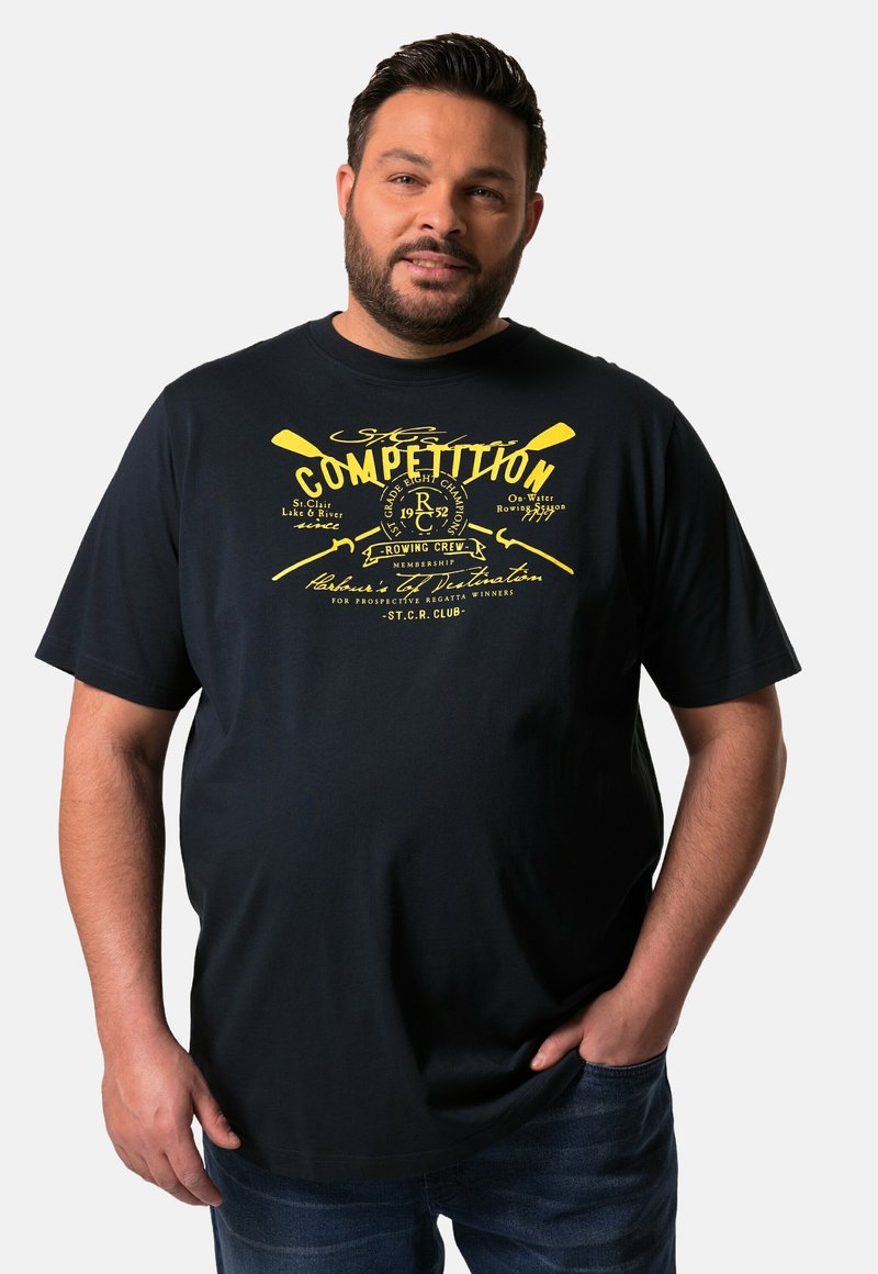 Námořnická modrá bavlněná tričko s žlutým grafickým potiskem zobrazujícími veslařské motivy a text, krátké rukávy, uvolněný střih a kulatý výstřih.
