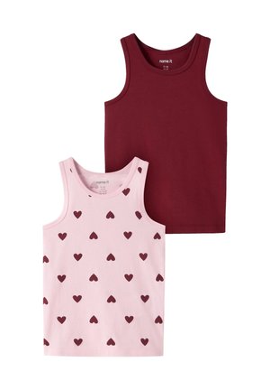 Deux débardeurs sans manches pour enfants, un uni rouge foncé et un rose clair avec des motifs de cœurs rouge foncé éparpillés.
