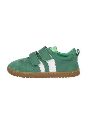 Zapatilla verde con materiales de ante y cuero, cuenta con dos franjas blancas, correas de gancho y bucle, y una suela de goma marrón.