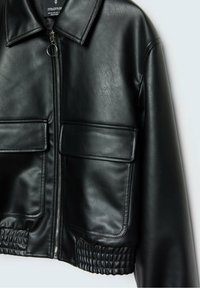 Veste courte en simili cuir noir avec un col, fermeture éclair à l'avant, deux poches frontales et une taille élastique texturée.