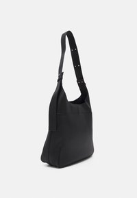 Bolso de hombro de piel negra con un acabado texturizado, correa ajustable y un diseño simple y espacioso. Presenta costuras laterales y un hardware minimalista.
