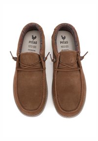 Hnědé semišové boty s kulatou špičkou, šněrovací design s tenkými koženými tkaničkami a vzorovanou textilní podšívkou. Gumová podrážka pro lepší přilnavost.