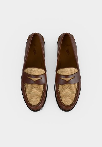 Rudi odiniai mokasinai su austu smėlinės spalvos priekiniu paneliu ir siuvinėtais detalėmis, matomi iš viršaus baltoje fone.