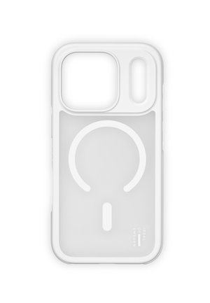 Weiße transparente Handyhülle mit großem Kameraausschnitt und rundem MagSafe-Ladegerät-Ausrichtungsdesign, mit "iDeal of Sweden" in der Ecke gebrandet.