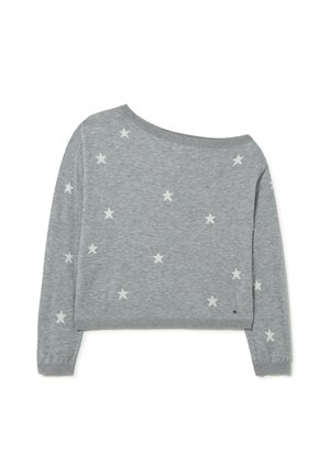 Suéter gris cortado con mangas largas, que presenta patrones de estrellas blancas por todo su diseño y un escote amplio. Textura de punto suave.