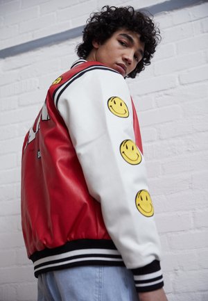 KARL KANI X SMILEY® COLLEGE JACKET - Giacca in similpelle - red