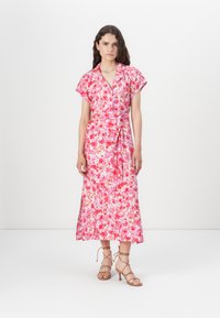 Blomster midi kjole i nuancer af pink og rød, med korte ærmer, et bindebælte i taljen og knaplukning foran. Glat stofstruktur.