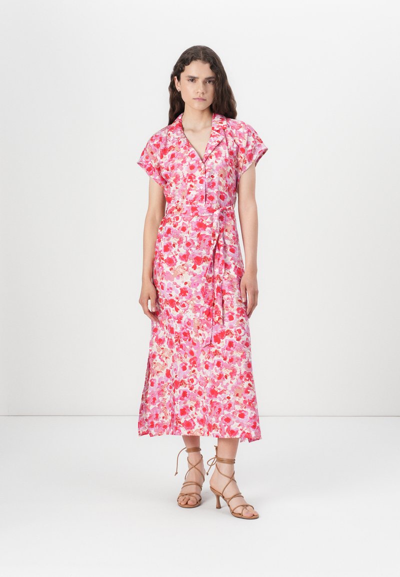Blomster midi kjole i nuancer af pink og rød, med korte ærmer, et bindebælte i taljen og knaplukning foran. Glat stofstruktur.