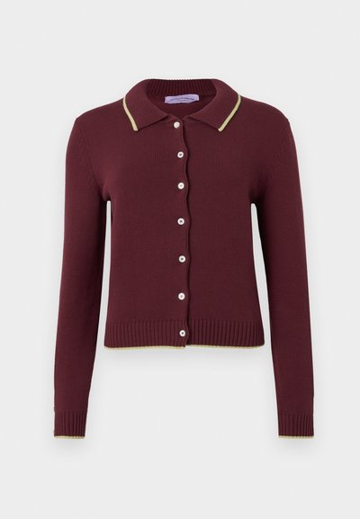 Cardigan bordeaux avec un col, bord crème, huit boutons sur le devant, et des poignets et un ourlet côtelés. Texture de tricot douce.
