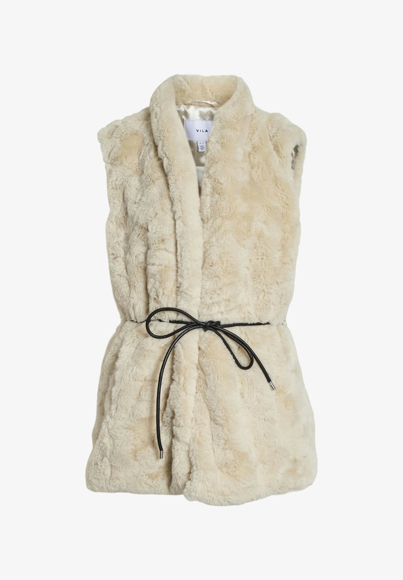 Faux fur ärmlös väst i krämfärg, med en texturerad yta, bred krage och ett svart dragsnöre i midjan.