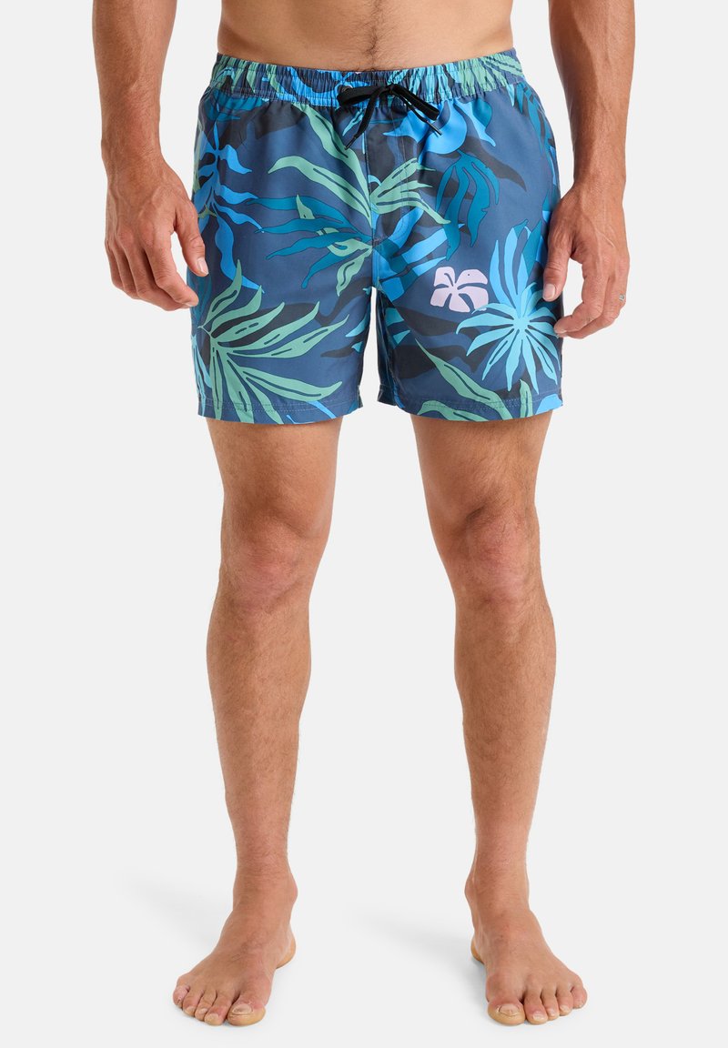 Niebieskie kąpielówki z tropikalnym wzorem liści w zieleni i jasnym niebieskim. Posiadają elastyczny pas z czarnym sznurkiem.