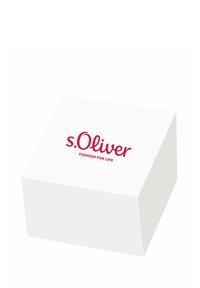 Weiße Box mit glatter Textur, die ein rotes Logo mit der Aufschrift "s.Oliver" und dem klaren Slogan "FASHION FOR LIFE" zeigt.