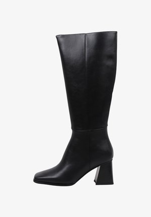 Botte noire montante en cuir lisse, dotée d'un bout carré et d'un large talon bloc avec un accent métallique à l'arrière.