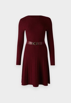 Abito lavorato a maglia rosso con maniche lunghe, caratterizzato da un motivo a diamante testurizzato e una cintura larga coordinata con una fibbia accentata in oro.