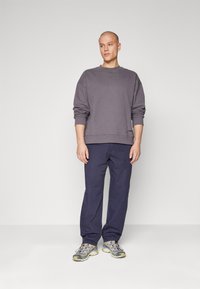 Carhartt WIP CALDER PANT - Hlače - dark navy
