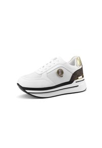 Sneaker bianco con una tomaia texturizzata, accenti dorati, suola nera e una piattaforma spessa. Presenta lacci e un logo circolare sul lato.