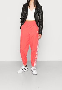 adidas Originals Träningsbyxor - light red