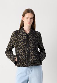 Zwarte en olijfkleurige panterprint jas met een kraag en een rits aan de voorkant, voorzien van zijzakken en een cropped ontwerp.