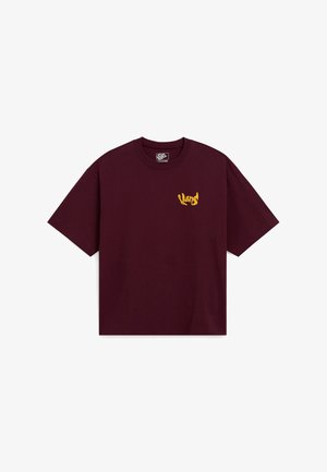 Bordeauxrotes kurzärmliges T-Shirt mit kleinem gelben Vans-Logo auf der linken Brust, Rundhalsausschnitt und relaxter Passform.