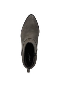 Szare botki za kostkę z ostro zakończonym noskiem, gładką zamszową teksturą, bocznym zamkiem błyskawicznym i małym obcasem. Wewnątrz znajduje się znak firmowy na wkładce.