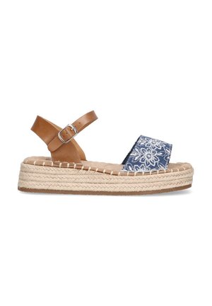 Sandalia espadrille con tira al tobillo de cuero marrón, tela bordada azul y suela envuelta en yute, que presenta una plataforma plana y plantillas acolchadas.