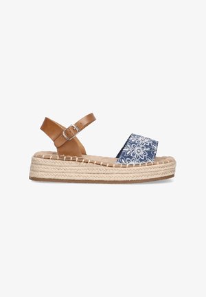 Sandalia espadrille con tira al tobillo de cuero marrón, tela bordada azul y suela envuelta en yute, que presenta una plataforma plana y plantillas acolchadas.