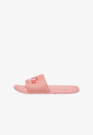 Roze slide sandal met brede band met rood-witte branding, een gestructureerde zool en een gevormd voetbed voor casual gebruik.