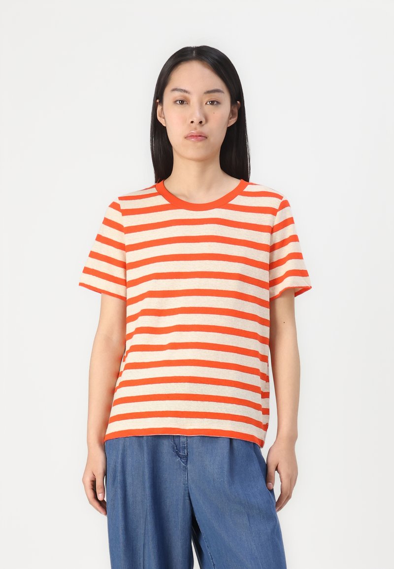 Gestreiftes T-Shirt in Beige mit breiten orangenen Streifen, rundem Halsauschnitt und kurzen Ärmeln. Aus weichem Material gefertigt.