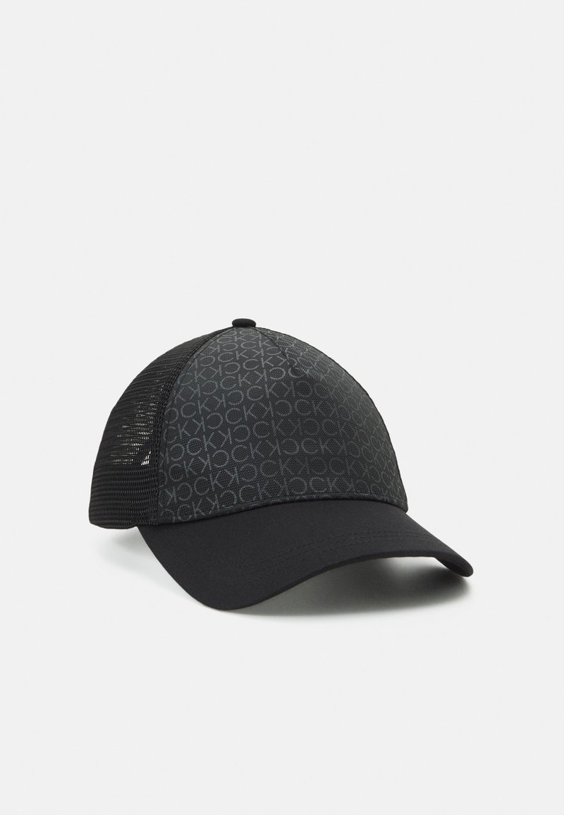 Casquette de baseball noire avec une visière incurvée, des panneaux arrière en mesh, et un motif répétitif discret du logo "CK" sur le panneau avant.
