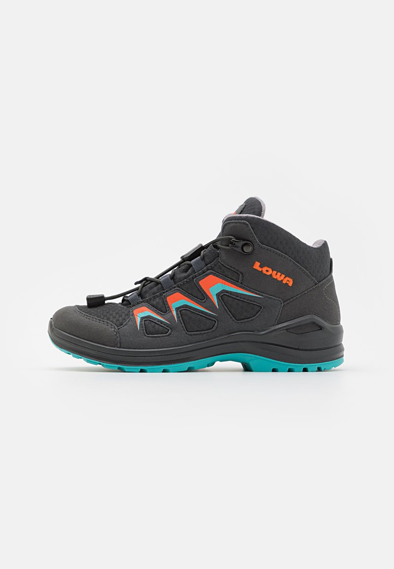 Scarpe da trekking alte di colore grigio scuro con accenti arancioni e turchesi. Tomaia in tessuto testurizzato, sistema di allacciatura e suola robusta per una migliore aderenza.