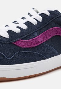 Vans CRUZE TOO UNISEX - Tenisice - 90's parisian night/true white