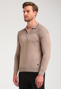 Gabbiano Pikeepaita - taupe