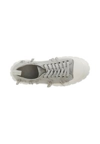 Sneaker en tissu gris avec un dessus texturé et effiloché, semelle en caoutchouc blanc et œillets en argent, caractérisé par des lacets et une forme légèrement contournée.