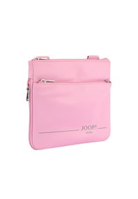 Borsa a tracolla in nylon rosa con due tasche con zip, hardware argentato e logo stampato "JOOP! JEANS" sul davanti. Texture liscia.