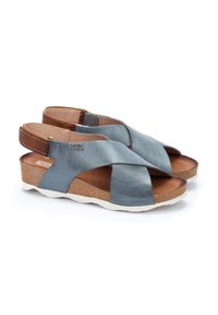 Sandalias de cuero azul claro con correas cruzadas y una correa trasera marrón. Suela de corcho con acentos blancos y plantilla texturizada.