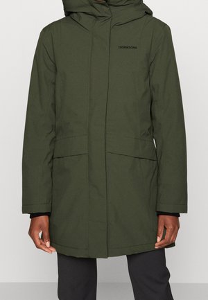Olivengrøn vinterjakke med hætte og forlommer med klap samt Didriksons-logo på venstre bryst, båret over sorte bukser.