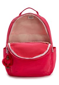 Kipling rosa ryggsäck med texturerat tyg, topphandtag och dragkedjestängning. Interiören har en ljus foder, yttre ficka och detalj med en apnyckelring.