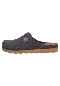 Grijze slip-on schoen van textiel met een gestructureerd oppervlak, kurkleurige zool, ronde neus en een klein logo-accent op de bovenkant.