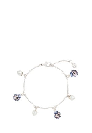 Sølvkædearmbånd med skiftevis hvide perle- og blå-lilla blomstercharms samt en lås i form af en hummerklolås med justerbar kæde.