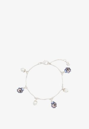 Sudraba ķēdes rokassprādze ar mainīgiem baltiem pērlēm un zilgani-violetiem ziedu kuloniem, aizdare ar omāra skavas aizdari un regulējamu ķēdi.