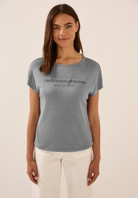 Grijze T-shirt met korte mouwen en ronde hals, met een zwart gedrukt tekstontwerp op de voorkant en een zachte, gestructureerde stof.