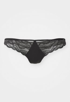 Zwarte kanten string met een gladde voorkant, geschulpte randen en intricate kantdetails langs de tailleband.