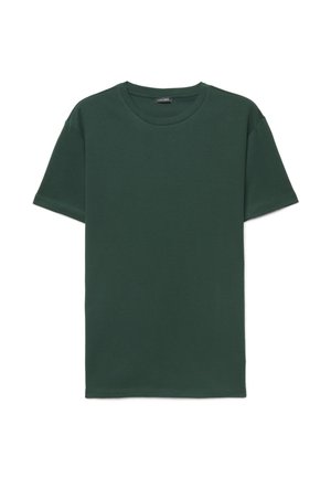 T-shirt vert foncé à manches courtes et col rond, design simple et petite étiquette noire à l'encolure.