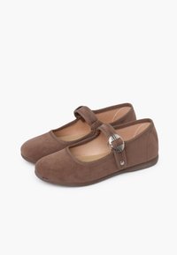 Zapatos planos de ante marrón estilo Mary Jane con punta redondeada, correa elástica y un acento de hebilla de metal. Suela plana y flexible adecuada para la comodidad.