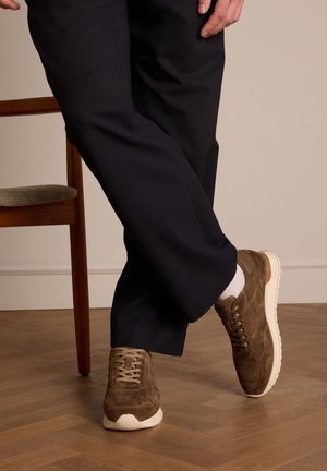 Trainers - taupe