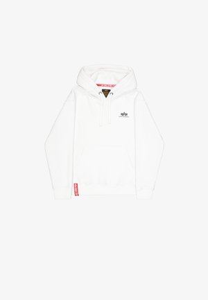 Bílá mikina s kapucí a přední kapsou, se šňůrkami na stažení a malým černým logem na hrudi. Na lemu se nachází červená etiketa.